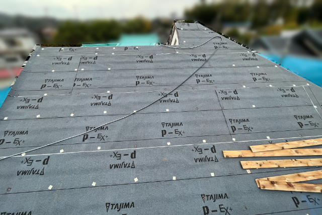 防水シートを設置した屋根の写真