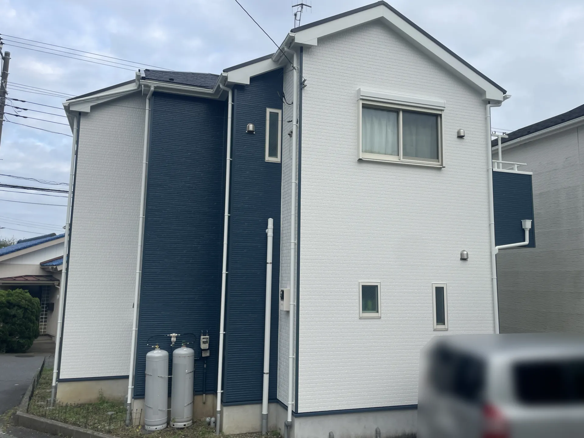 高耐久で色あせに強い！アステックペイント『シルキーホワイト×マウンテンブルー』の爽やかツートン外壁。R7.4横須賀市Y様邸 | 施工事例 |  横須賀で外壁塗装・屋根塗装を依頼するなら【株式会社市川工務店】