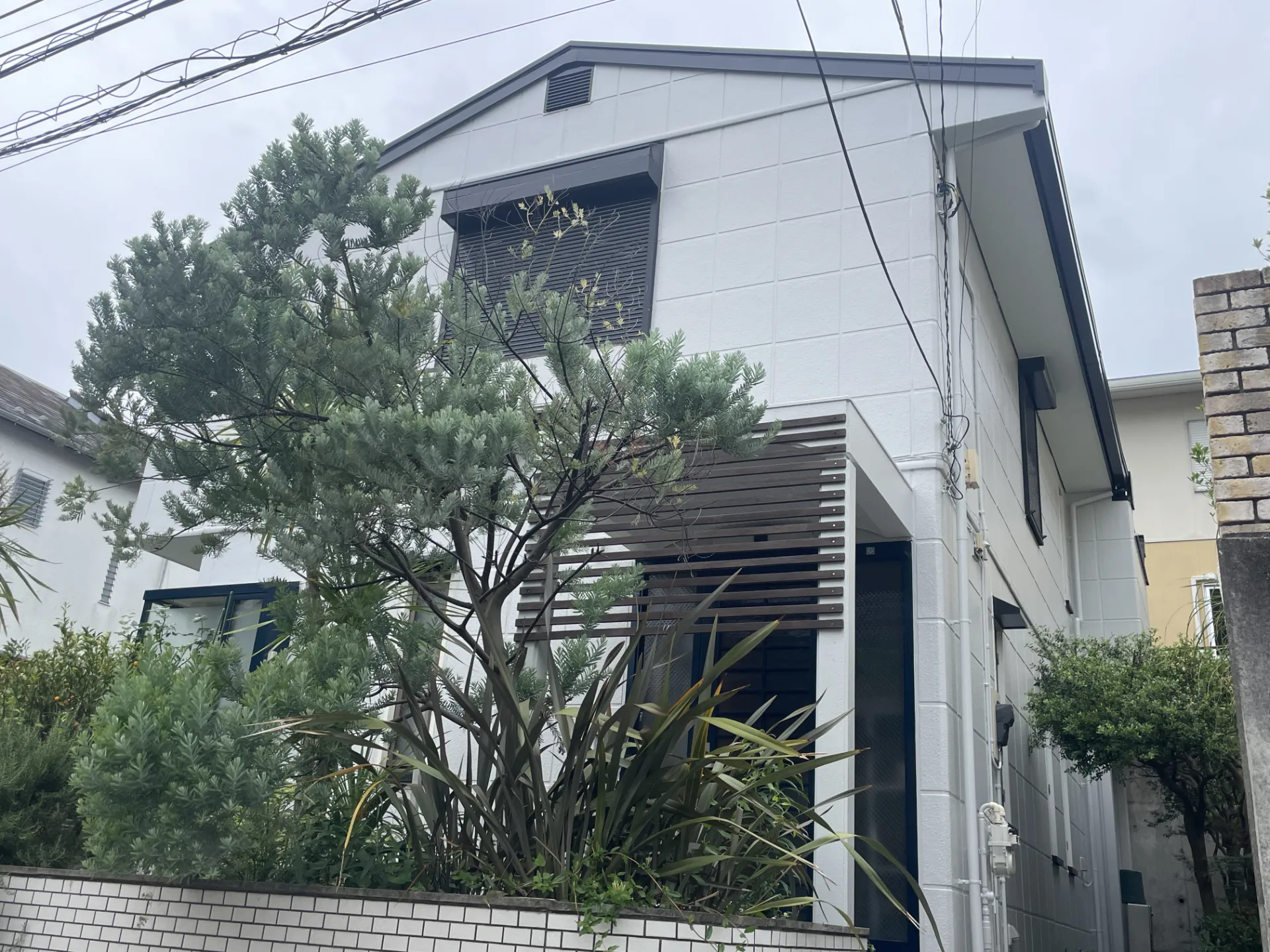 美しさが続くアステックペイント『パールグレイ外壁×マウンテンブルー玄関』上品さとこだわりのある外観へ。R7.5葉山町Y様邸 | 施工事例 |  横須賀で外壁塗装・屋根塗装を依頼するなら【株式会社市川工務店】