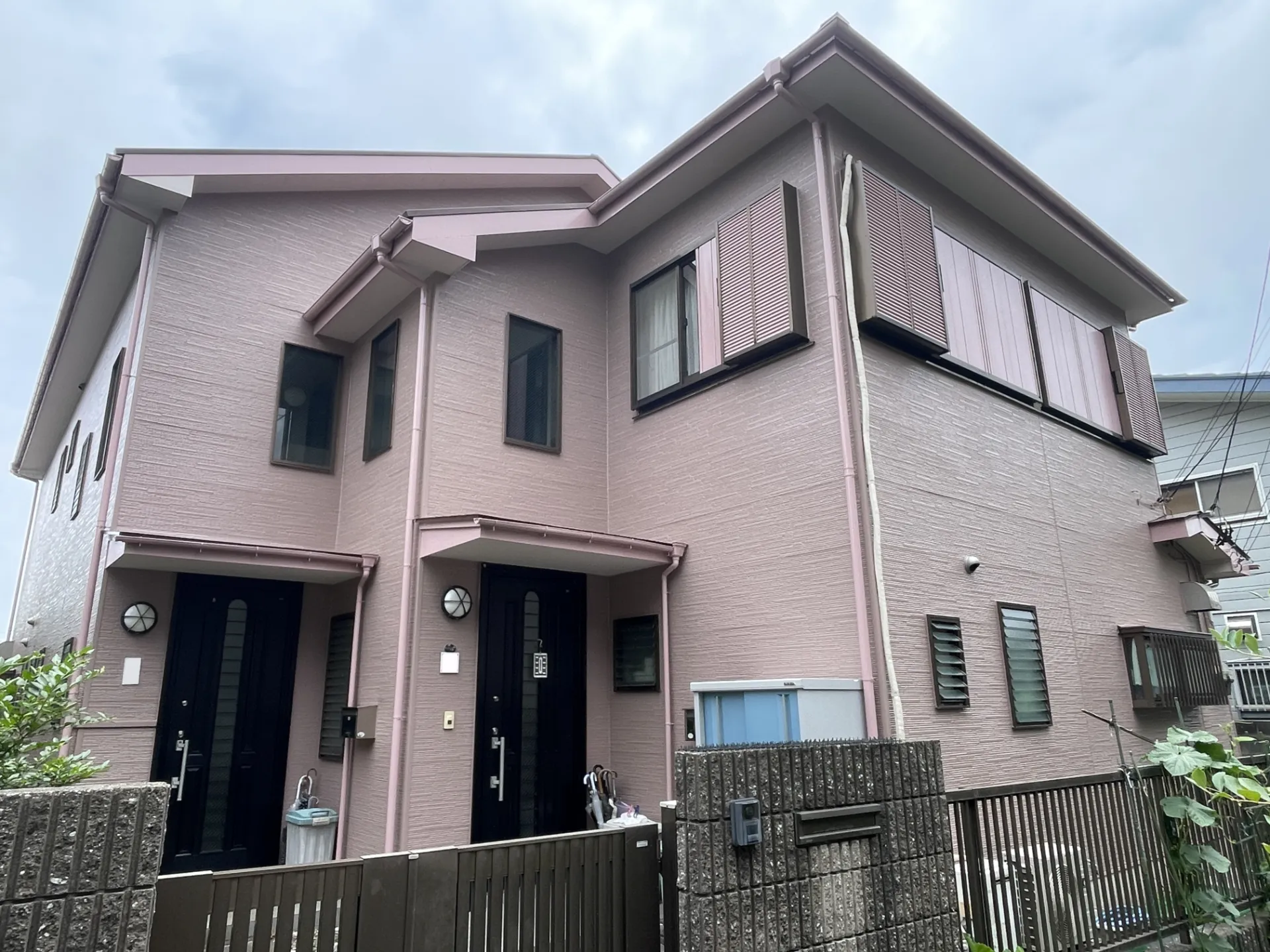 アステックペイント『ローズベージュ』でほんのり華やかに。上品さとやわらかさが続く外観。R7.7横須賀市M様邸 | 施工事例 |  横須賀で外壁塗装・屋根塗装を依頼するなら【株式会社市川工務店】