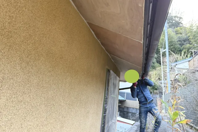 新しいベニヤ板を取り付けている様子。