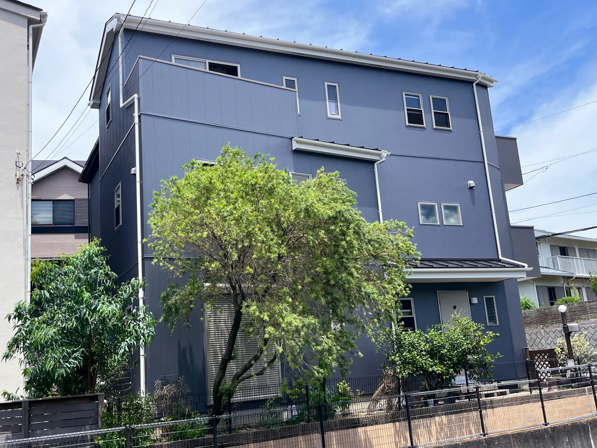 R8.7葉山町S様邸｜サイディング張替え工事 施工後（正面と向かって左側面）